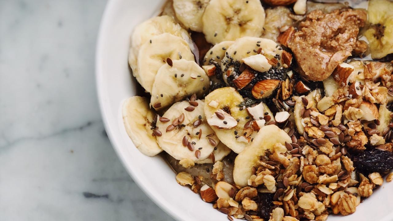 oatmeal with bananas and nuts