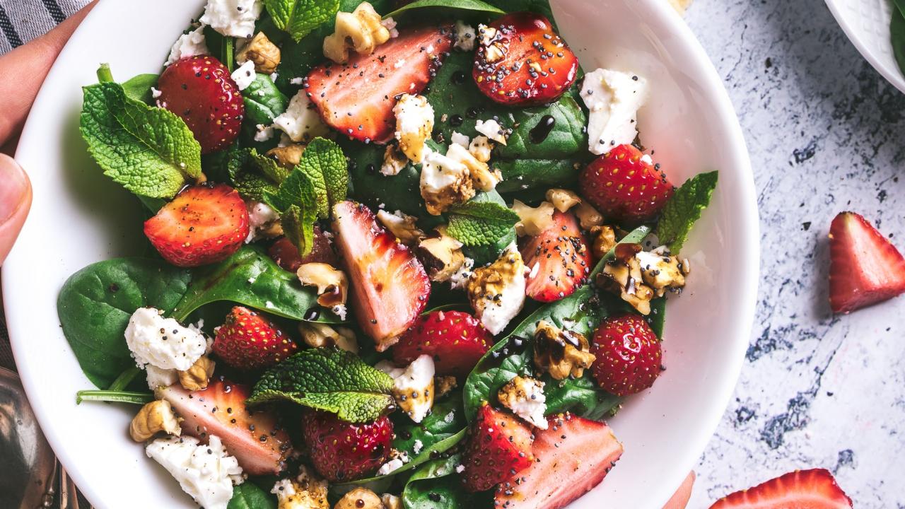 salad with strawberries